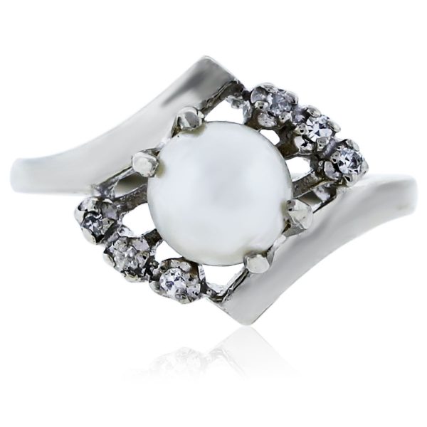 You are viewing this white gold diamond pearl ring!